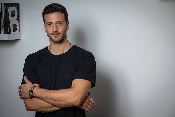 רצה לחבק את המתלוננת. מייקל לואיס // צילום: אריק סולטן